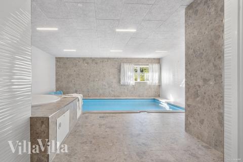 Hüpft im Luxusferienhaus Nr. 247 in Ostjütland in den Pool.