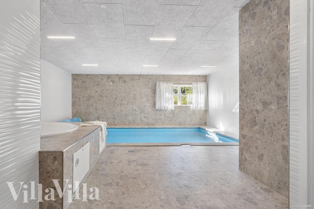 Hüpft im Luxusferienhaus Nr. 247 in Ostjütland in den Pool.