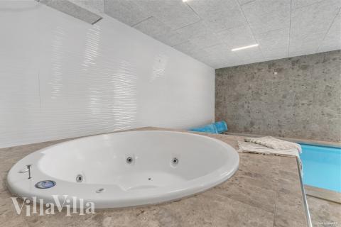Genießen Sie den warmen Whirlpool im Luxusferienhaus Nr. 247 in Ostjütland