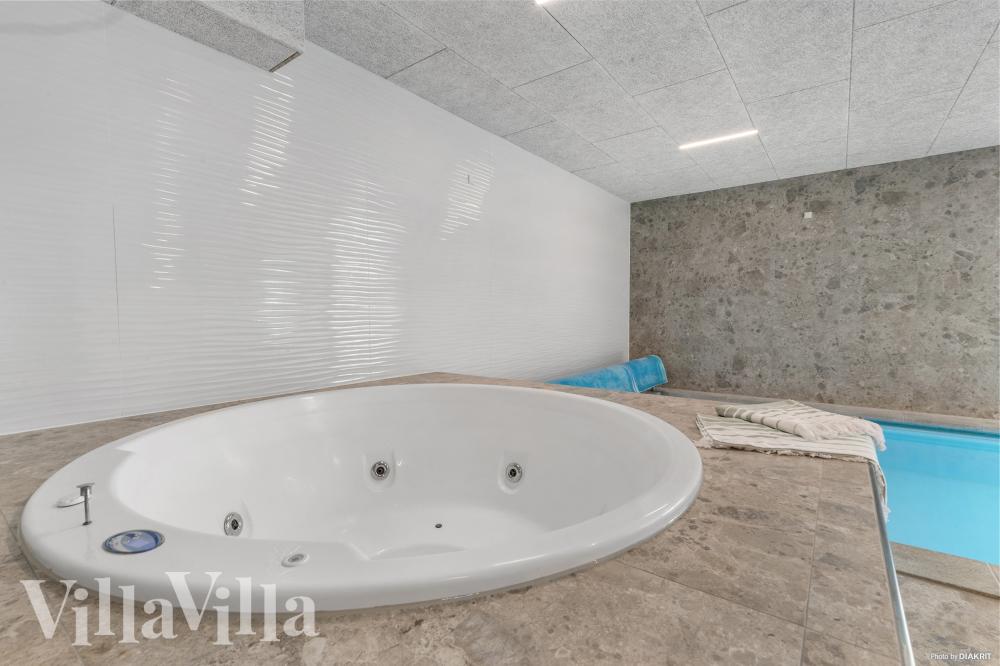 Genießen Sie den warmen Whirlpool im Luxusferienhaus Nr. 247 in Ostjütland