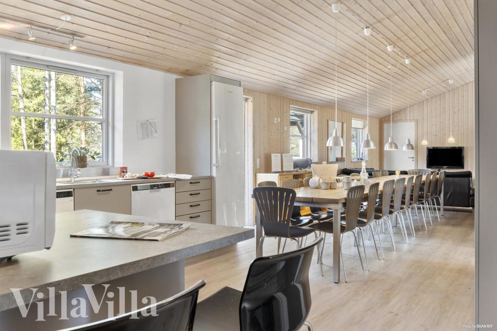 Der Aufenthaltsraum bietet Platz für 20 Personen, wenn ihr das Ferienhaus 247 in Ostjütland besucht.