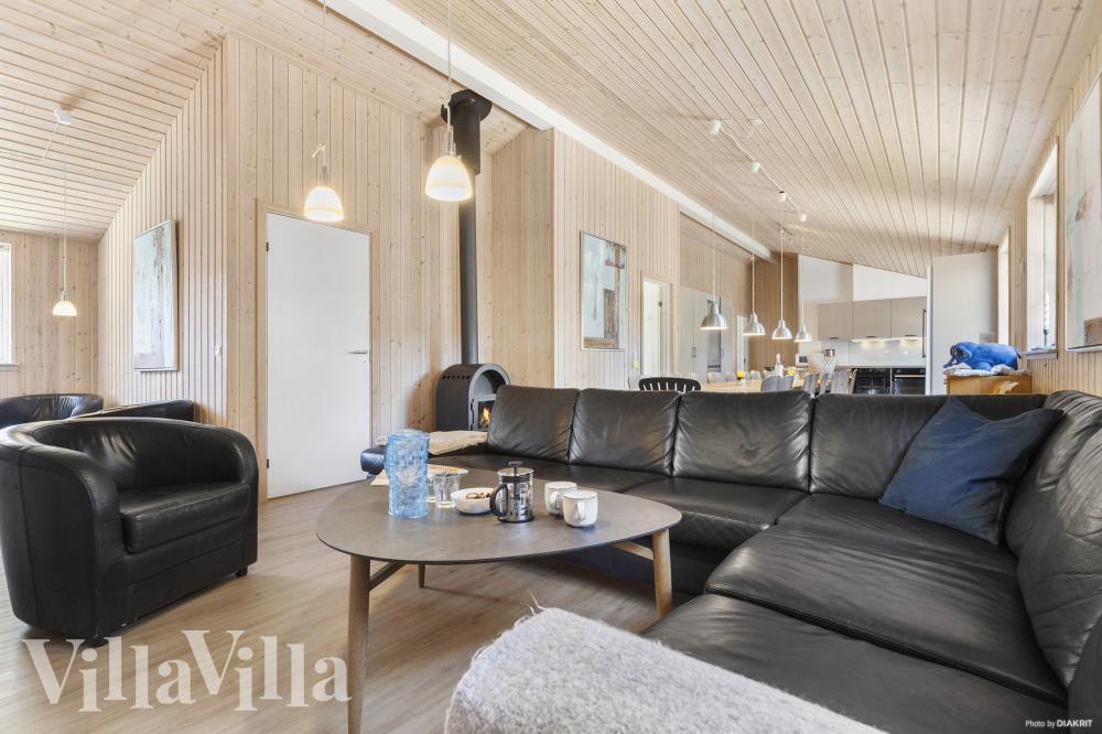 Die Couch im Luxusferienhaus Nr. 247 in Ostjütland lädt zu Gesellschaftsspielen oder zu Kinoabenden ein.