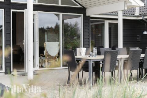 Genießen Sie einen Grillabend auf der Terrasse des Luxusferienhauses Nr. 456 in Westjütland