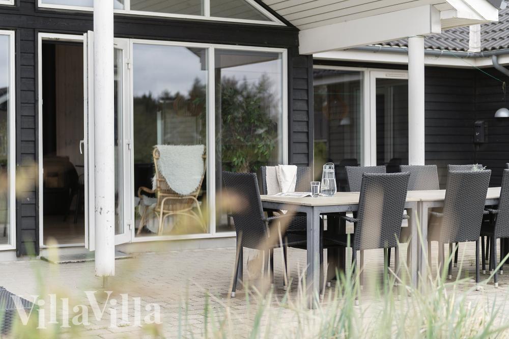 Genießen Sie einen Grillabend auf der Terrasse des Luxusferienhauses Nr. 456 in Westjütland