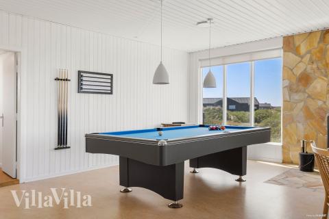 Neben den vielen schönen Stunden, die man im Poolbereich des Hauses verbringen kann, bietet das Luxusferienhaus 952 auch Spielevergnügen bei Billard/Tischtennis und Darts
