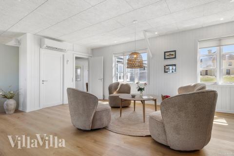 Die Couch im Luxusferienhaus Nr. 952 in Nordjütland lädt zu Gesellschaftsspielen oder zu Kinoabenden ein.