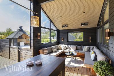 Das Luxusferienhaus Nr. 931 hat eine tolle Terrasse, die mit hochwertigen Gartenmöbeln für 14 Personen ausgestattet ist.
