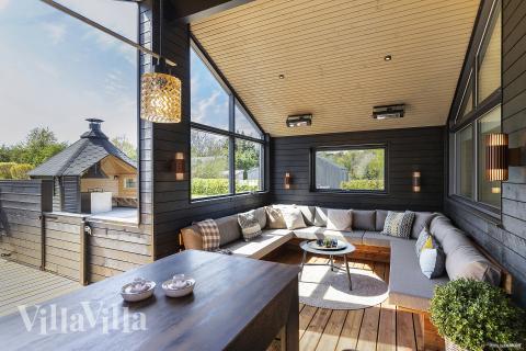 Das Luxusferienhaus Nr. 931 hat eine tolle Terrasse, die mit hochwertigen Gartenmöbeln für 14 Personen ausgestattet ist.