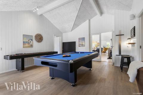 Neben den vielen schönen Stunden, die man im Poolbereich des Hauses verbringen kann, bietet das Luxusferienhaus 931 auch Spielevergnügen bei Billard/Tischtennis und Darts
