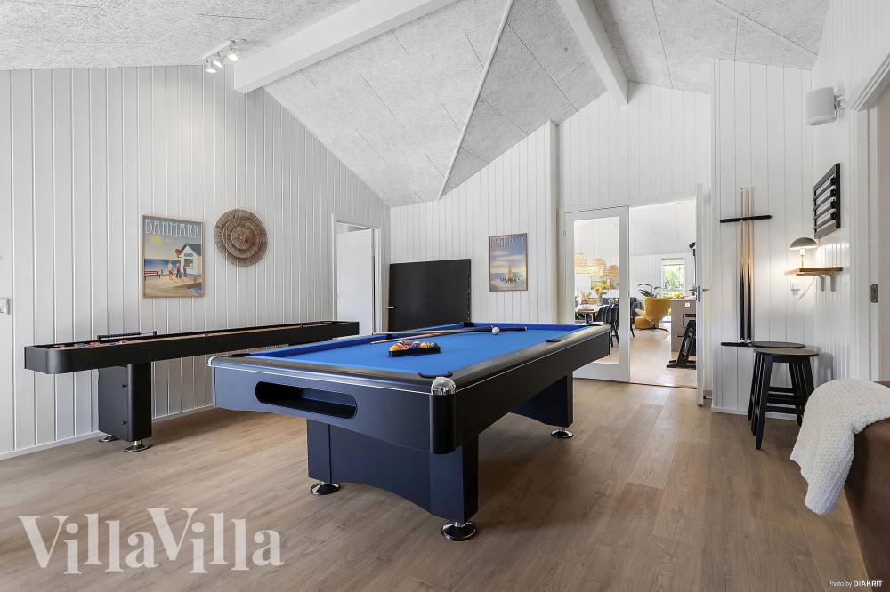 Neben den vielen schönen Stunden, die man im Poolbereich des Hauses verbringen kann, bietet das Luxusferienhaus 931 auch Spielevergnügen bei Billard/Tischtennis und Darts