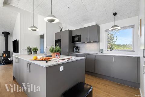 Die Küche in dem Luxusferienhaus Nr. 931 ist so gut ausgestattet, dass man problemlos Mahlzeiten für 14 Personen zubereiten kann.
