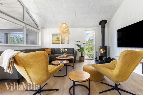 Die Couch im Luxusferienhaus Nr. 931 in Ostjütland lädt zu Gesellschaftsspielen oder zu Kinoabenden ein.