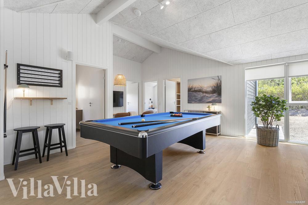 Das Luxusferienhaus 931 für 14 Personen hat einen großen Aktivitätsraum mit u. a. Billard und Darts
