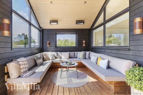 Auf der Terrasse des Ferienhauses Nr. 931 ist Platz für 14 Personen.