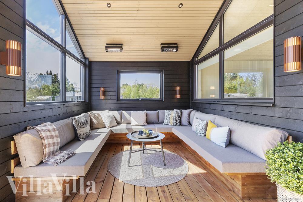 Auf der Terrasse des Ferienhauses Nr. 931 ist Platz für 14 Personen.
