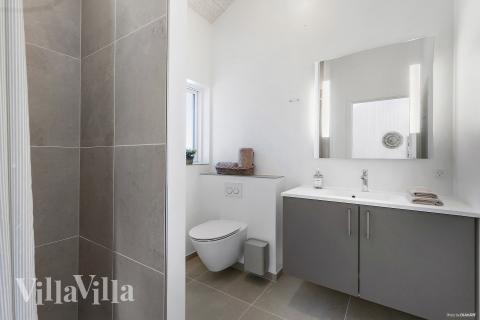 Eines der Badezimmer im Luxusferienhaus Nr. 931