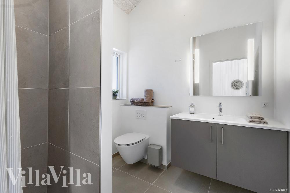 Eines der Badezimmer im Luxusferienhaus Nr. 931