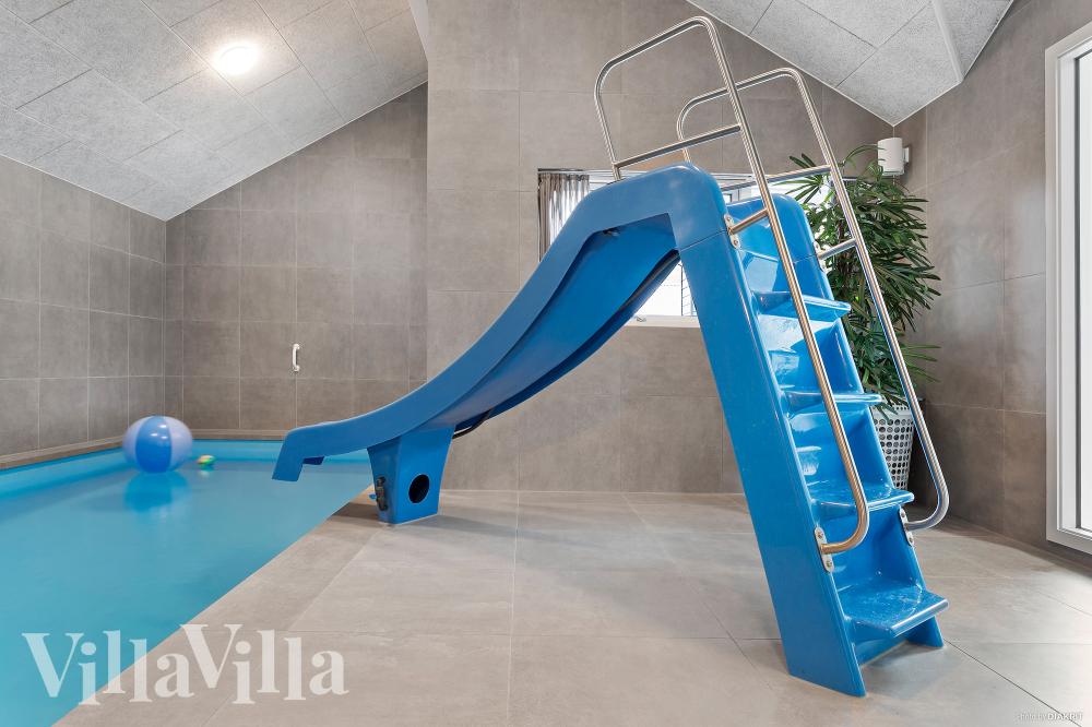 Das Ferienhaus 622 hat einen schicken Poolbereich mit Wasserrutsche, einem geräumigen, eingelassenen Whirlpool und einer Sauna.