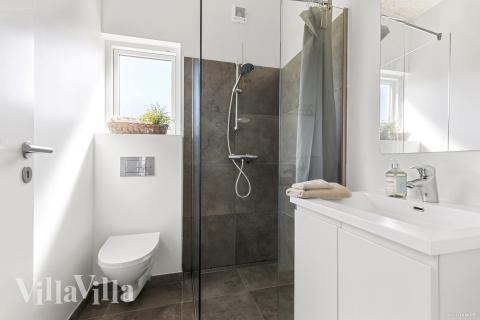 Eines der Badezimmer im Luxusferienhaus Nr. 946