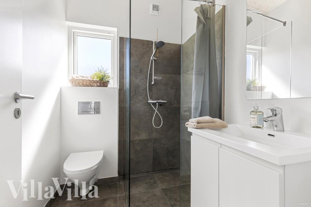 Eines der Badezimmer im Luxusferienhaus Nr. 946