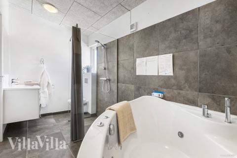 Genießen Sie den warmen Whirlpool im Luxusferienhaus Nr. 946 in Ostjütland