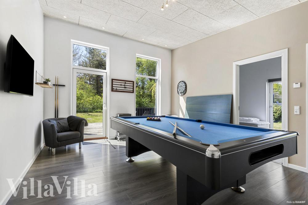 Neben den vielen schönen Stunden, die man im Poolbereich des Hauses verbringen kann, bietet das Luxusferienhaus 946 auch Spielevergnügen bei Billard/Tischtennis und Darts