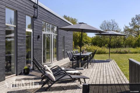 Genießen Sie einen Grillabend auf der Terrasse des Luxusferienhauses Nr. 946 in Ostjütland