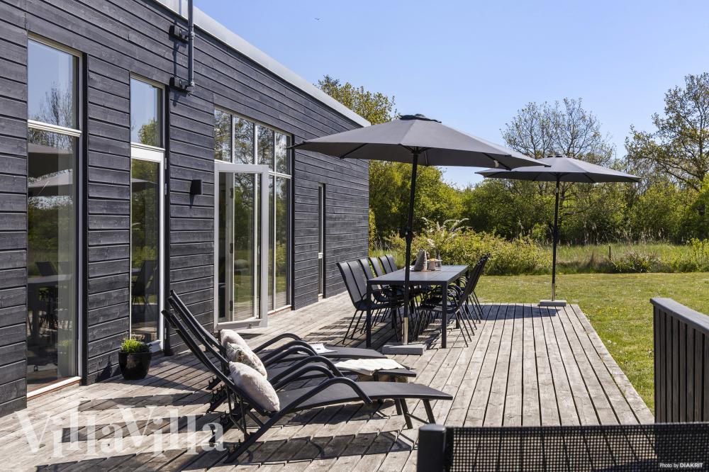 Genießen Sie einen Grillabend auf der Terrasse des Luxusferienhauses Nr. 946 in Ostjütland
