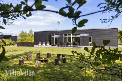 Diese schicke Haus mit Whirlpool Nr. 946 mit Platz für 12 Personen liegt in Ostjütland