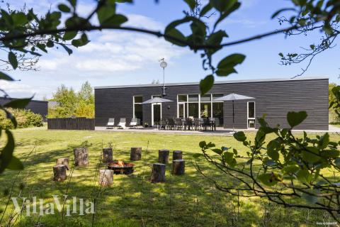 Diese schicke Haus mit Whirlpool Nr. 946 mit Platz für 12 Personen liegt in Ostjütland