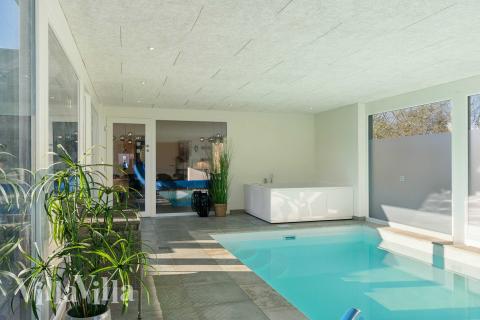 Das Ferienhaus 967 hat einen schicken Poolbereich mit Wasserrutsche, einem geräumigen, eingelassenen Whirlpool und einer Sauna.