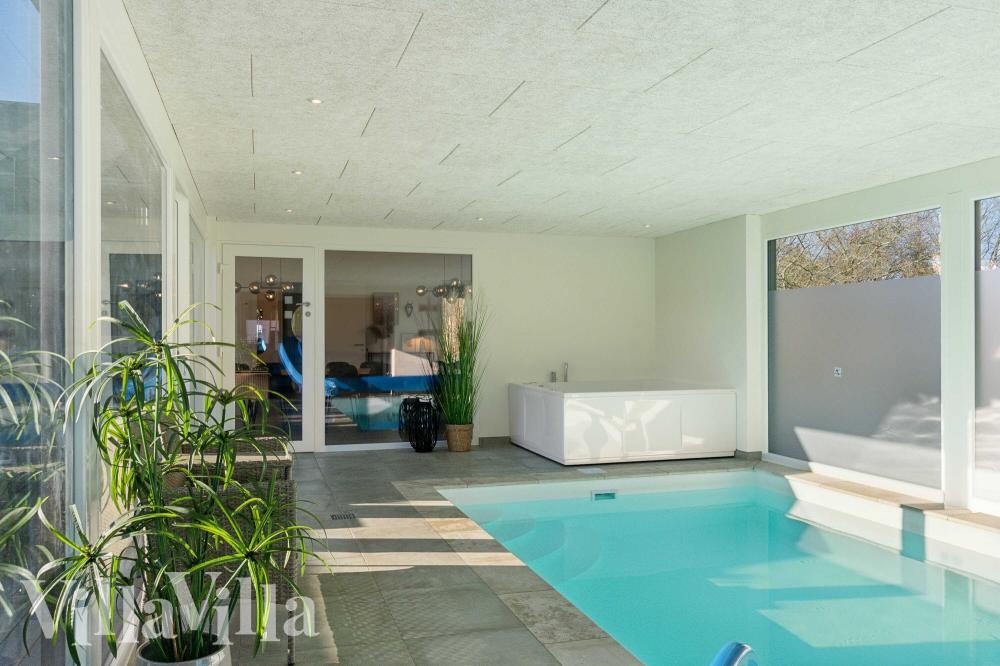 Das Ferienhaus 967 hat einen schicken Poolbereich mit Wasserrutsche, einem geräumigen, eingelassenen Whirlpool und einer Sauna.