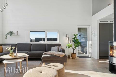 Die Couch im Luxusferienhaus Nr. 967 in Ostjütland lädt zu Gesellschaftsspielen oder zu Kinoabenden ein.