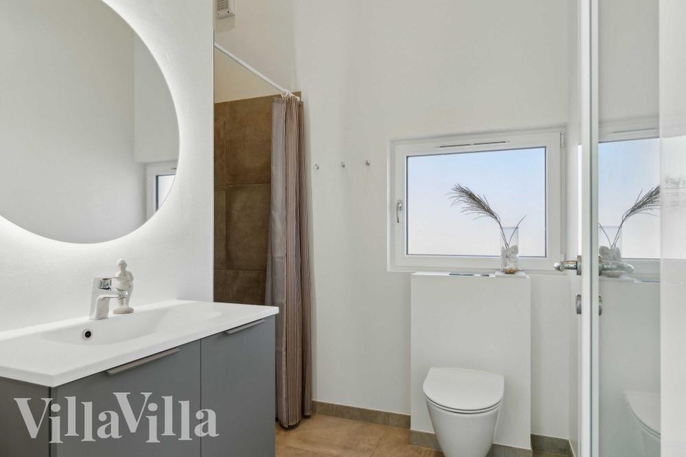 Eines der Badezimmer im Luxusferienhaus Nr. 967