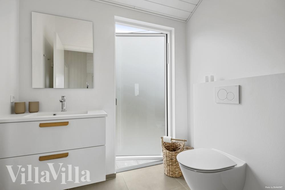 Eines der Badezimmer im Luxusferienhaus Nr. 935