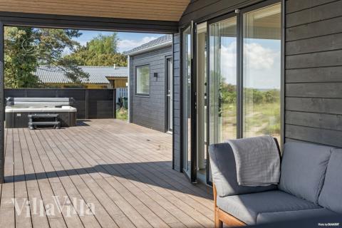 Genießen Sie einen Grillabend auf der Terrasse des Luxusferienhauses Nr. 935 in Nordseeland
