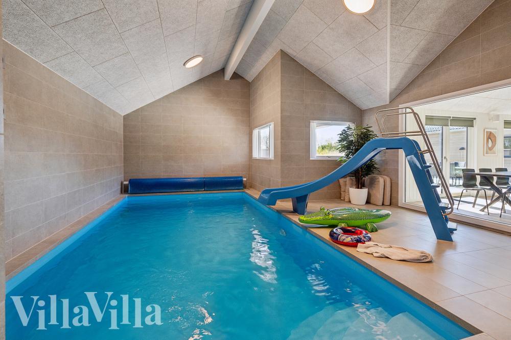 Das Ferienhaus 962 hat einen schicken Poolbereich mit Wasserrutsche, einem geräumigen, eingelassenen Whirlpool und einer Sauna.