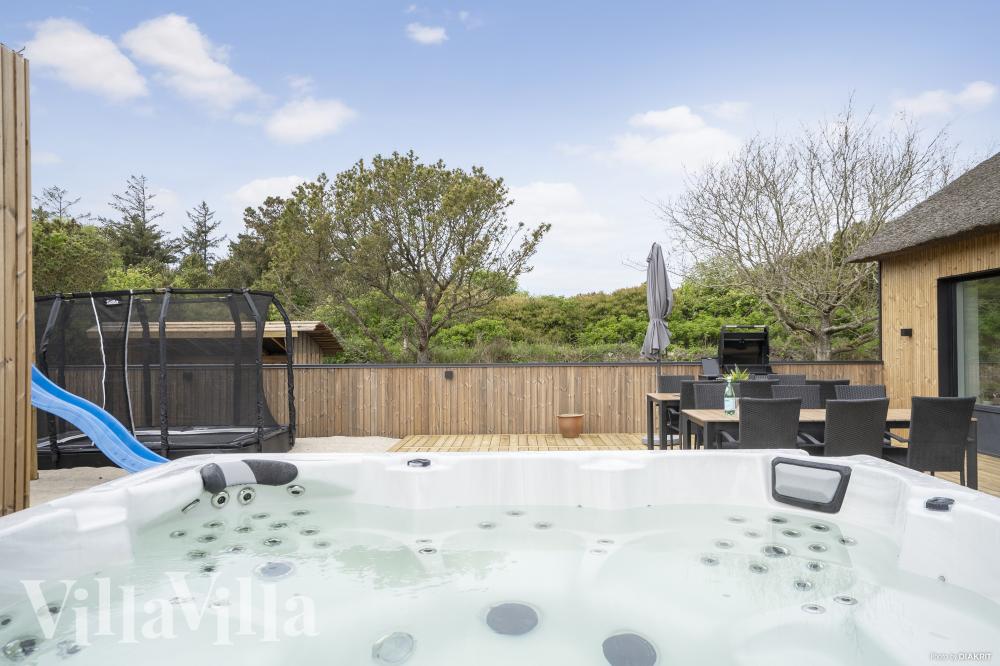 Genießen Sie den warmen Whirlpool im Luxusferienhaus Nr. 557 in Westjütland