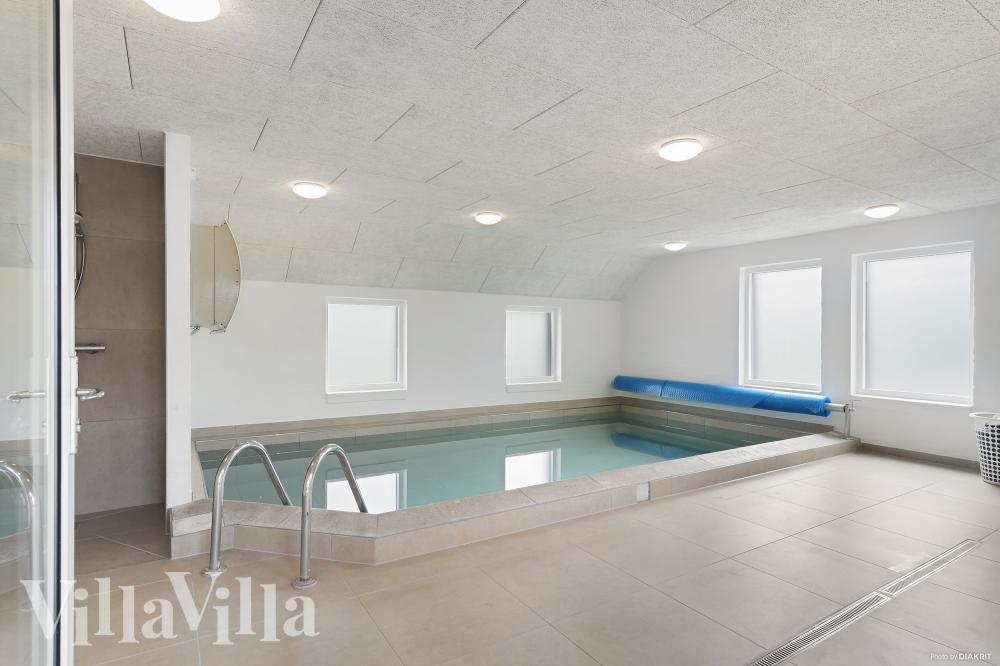 Das Ferienhaus 557 hat einen schicken Poolbereich mit Wasserrutsche, einem geräumigen, eingelassenen Whirlpool und einer Sauna.