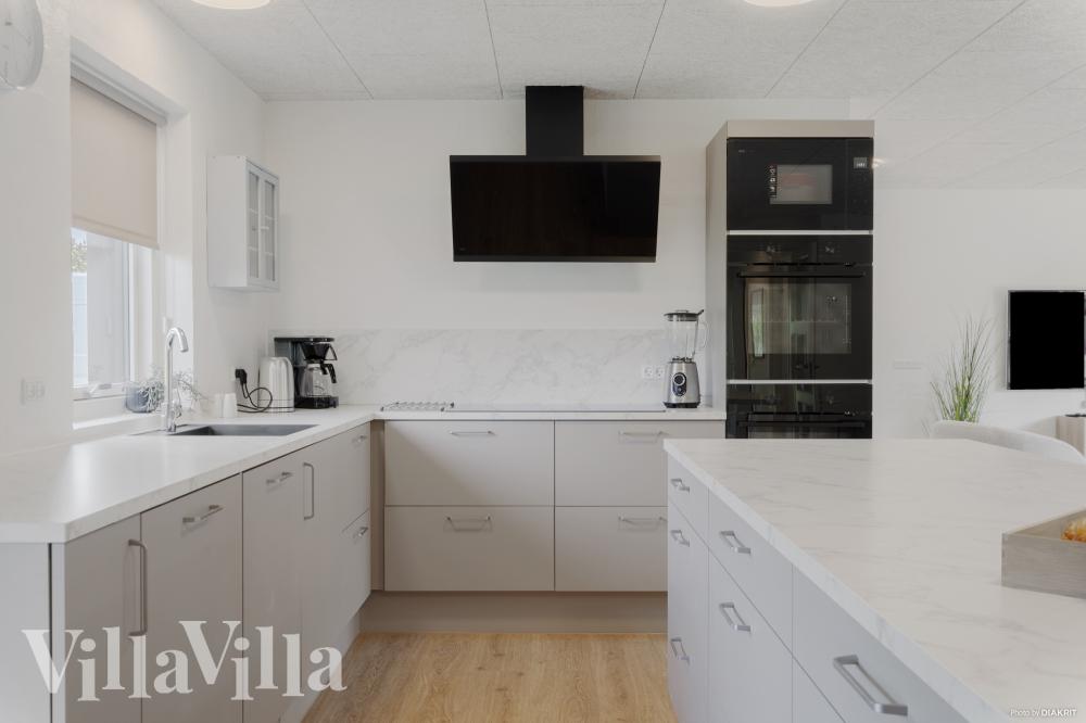 Die Küche in dem Luxusferienhaus Nr. 557 ist so gut ausgestattet, dass man problemlos Mahlzeiten für 14 Personen zubereiten kann.
