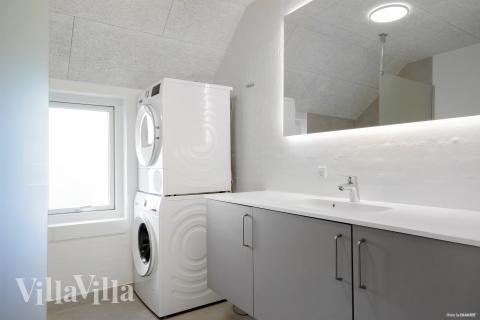 Eines der Badezimmer im Luxusferienhaus Nr. 557