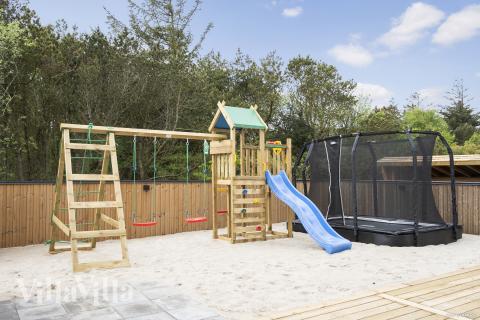 Zu dem attraktiven Ferienhaus Nr. 557 in Westjütland gehört auch ein tolles Angebot im Außenbereich, z. B. Spieleturm und Schaukeln