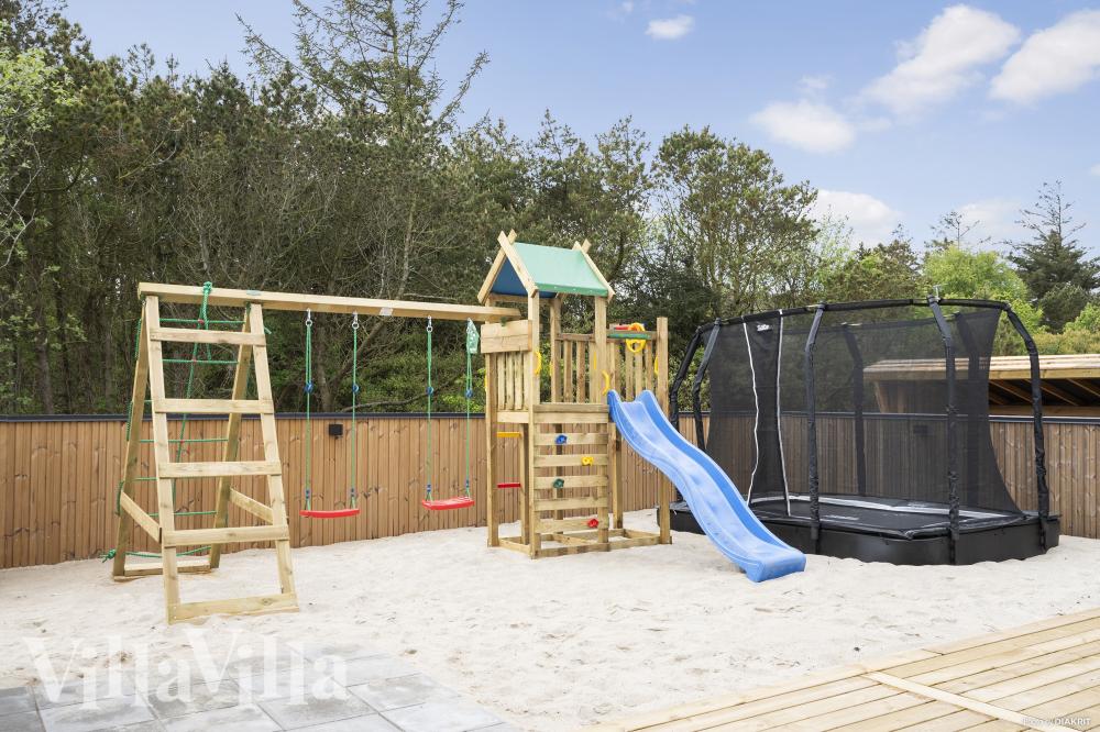 Zu dem attraktiven Ferienhaus Nr. 557 in Westjütland gehört auch ein tolles Angebot im Außenbereich, z. B. Spieleturm und Schaukeln
