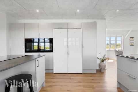 Gut ausgestattete Küche im Luxusferienhaus Nr. 952 in Nordjütland.