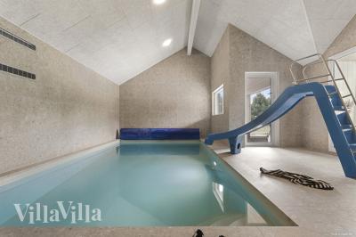 Das Ferienhaus 934 hat einen schicken Poolbereich mit Wasserrutsche, einem geräumigen, eingelassenen Whirlpool und einer Sauna.