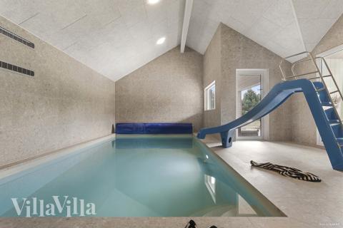 Das Ferienhaus 934 hat einen schicken Poolbereich mit Wasserrutsche, einem geräumigen, eingelassenen Whirlpool und einer Sauna.