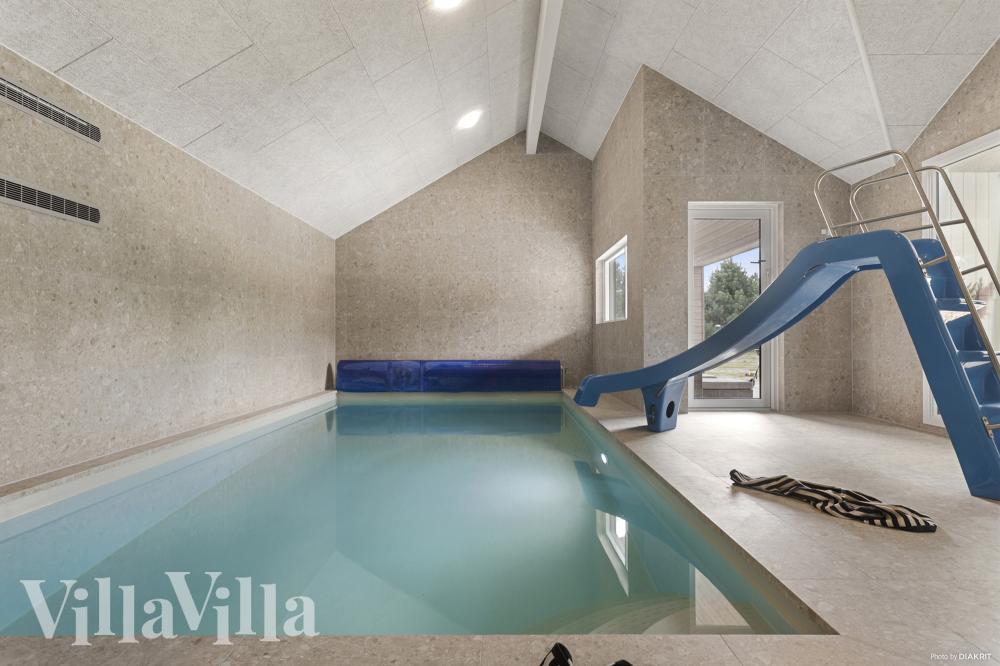 Das Ferienhaus 934 hat einen schicken Poolbereich mit Wasserrutsche, einem geräumigen, eingelassenen Whirlpool und einer Sauna.