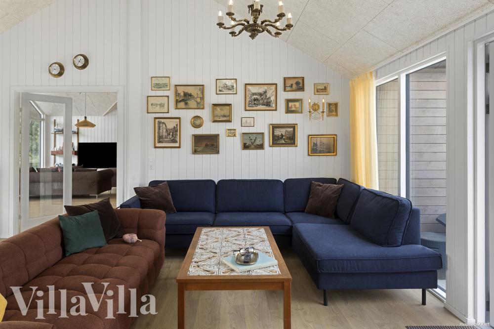 Die Couch im Luxusferienhaus Nr. 934 in Lolland/Falster/Mön lädt zu Gesellschaftsspielen oder zu Kinoabenden ein.