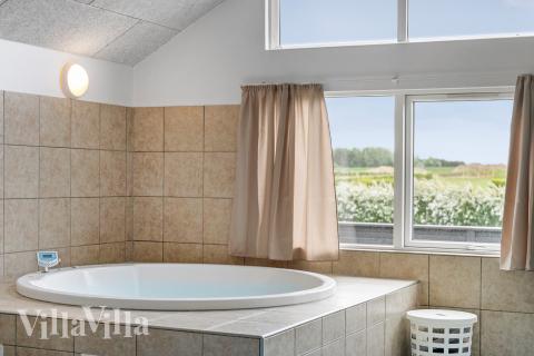 Genießen Sie den warmen Whirlpool im Luxusferienhaus Nr. 338 in Fünen und seine Inseln