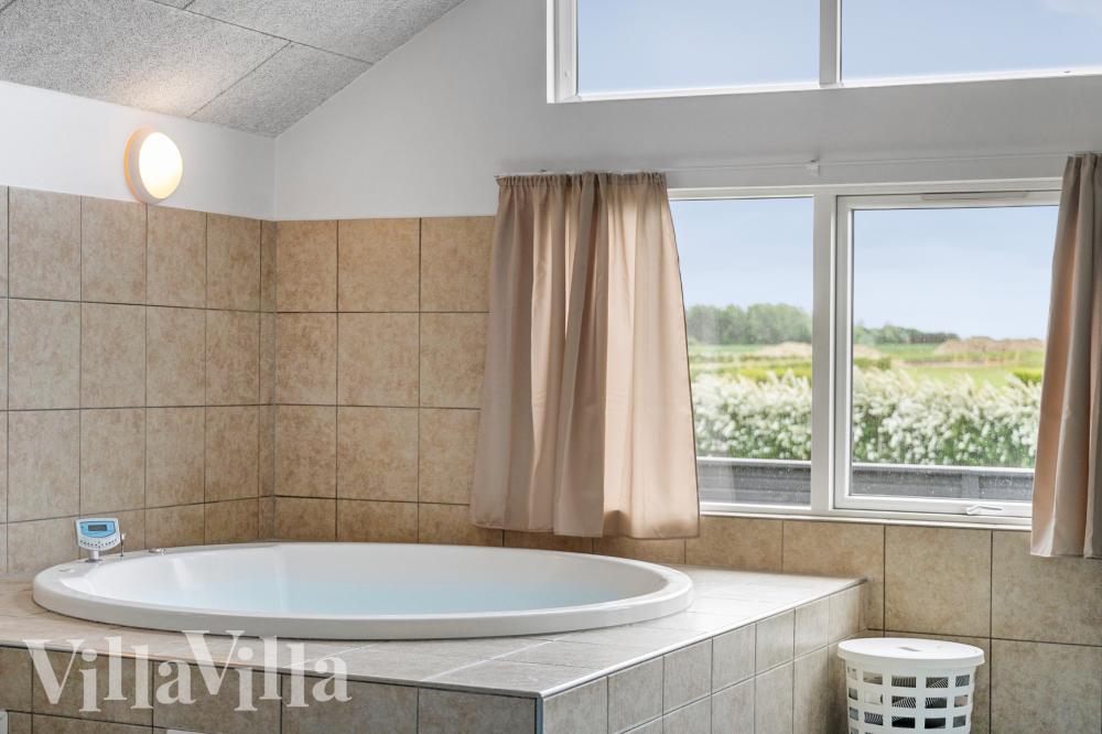 Genießen Sie den warmen Whirlpool im Luxusferienhaus Nr. 338 in Fünen und seine Inseln